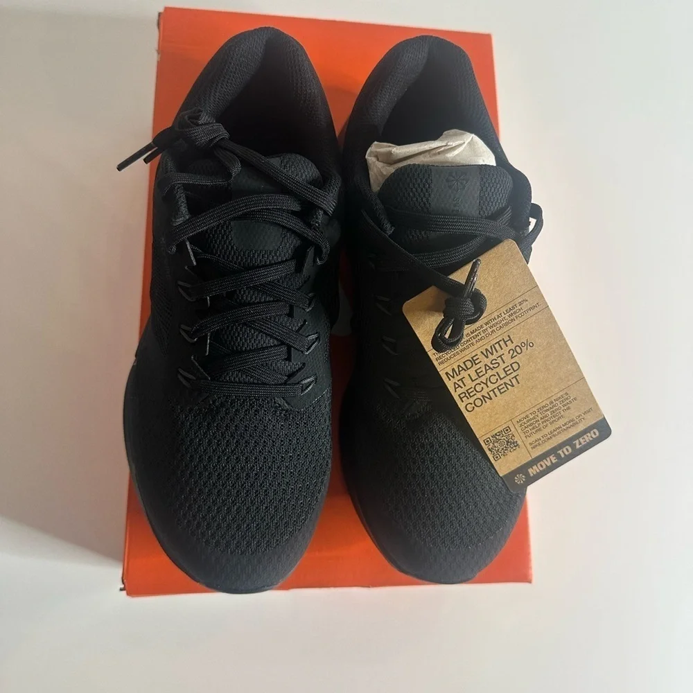 Nike sleek black